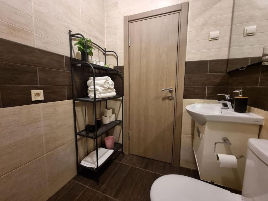 דירה Cozy Next To Bus And Train Station