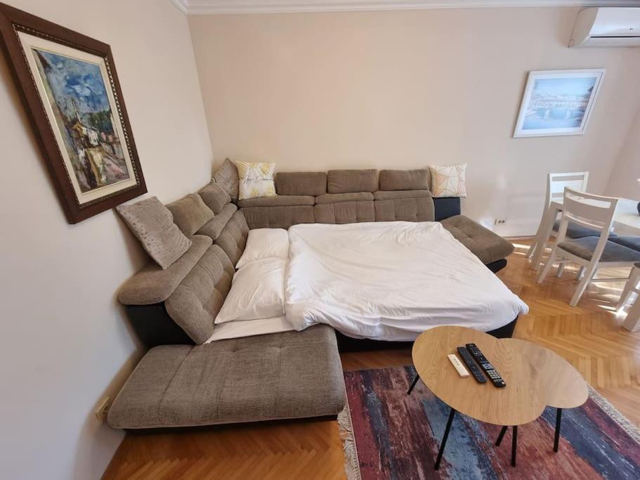 Cozy Next To Bus And Train Station *